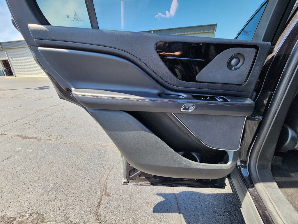 Used 2020 Infinite Black Metallic Lincoln Reserve image 16