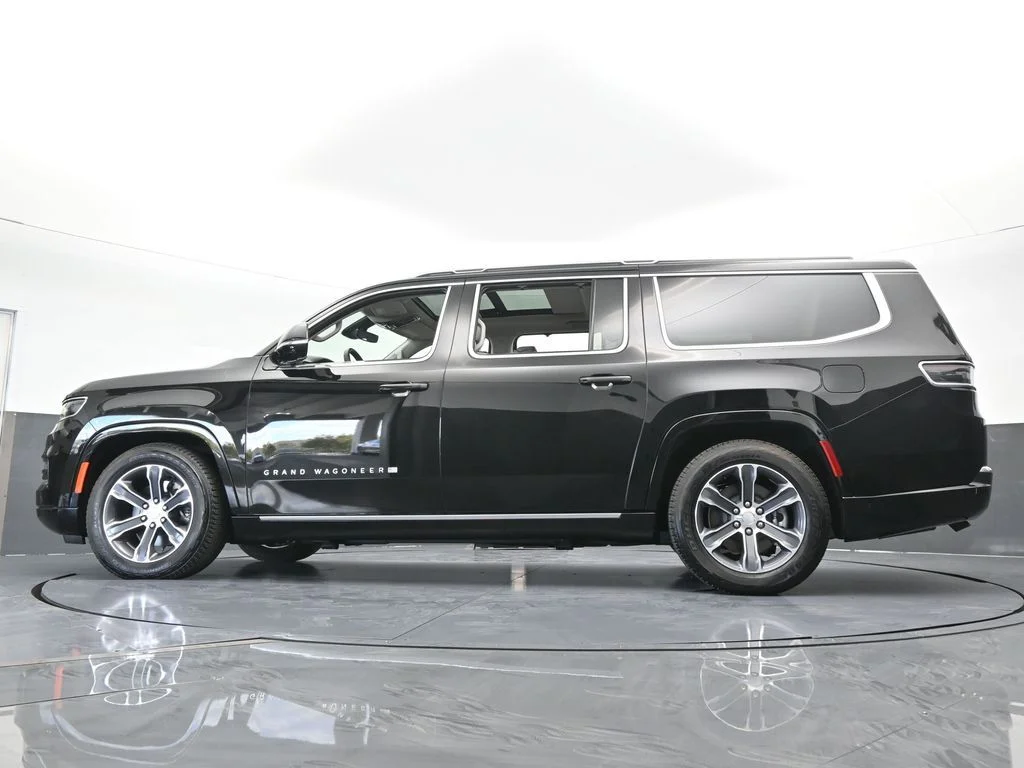 Used 2024 Diamond Black Crystal Pearlcoat Jeep Base image 71