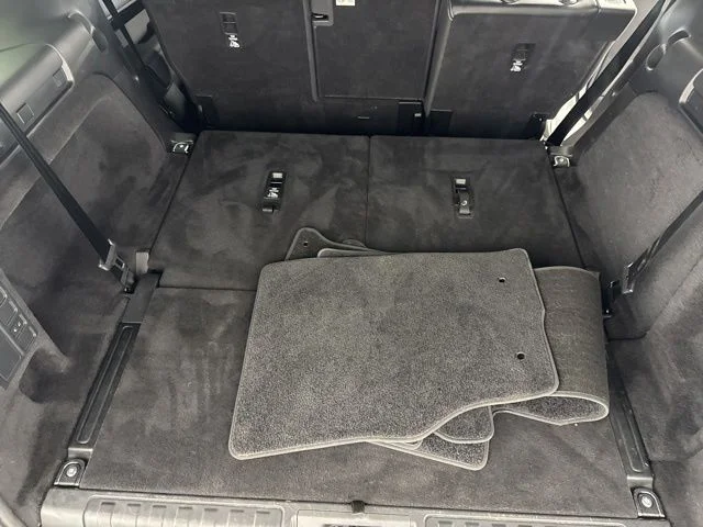 Used 2023  Land Rover S R-Dynamic image 19