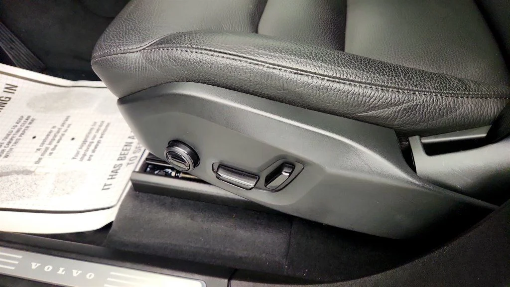 Used 2025 Vapour Grey Metallic Volvo T8 AWD Plus 7-Seater w/ harman/kardon & 21