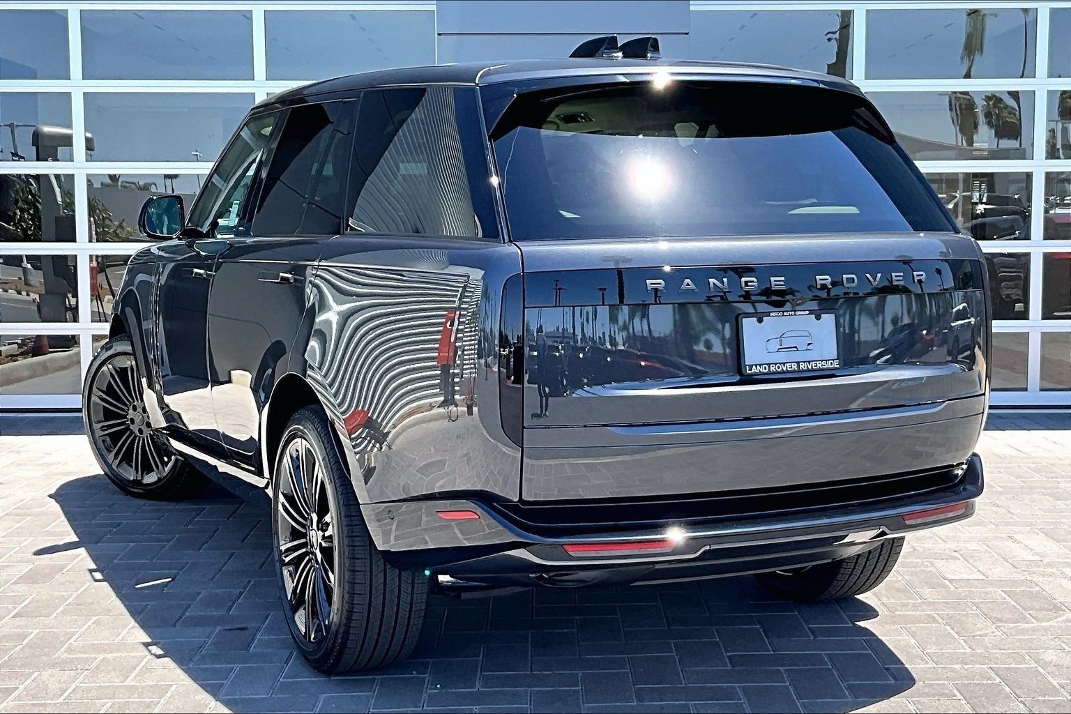 New 2026 Carpathian Grey Land Rover SE image 3