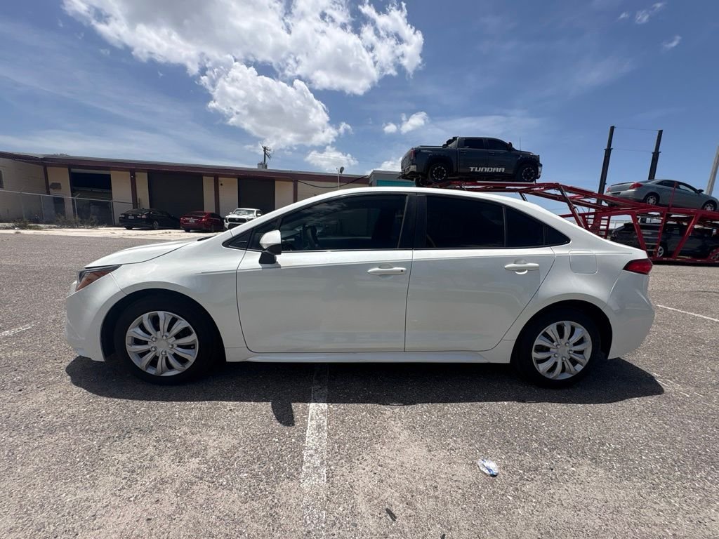 Used 2020 White Toyota LE image 6
