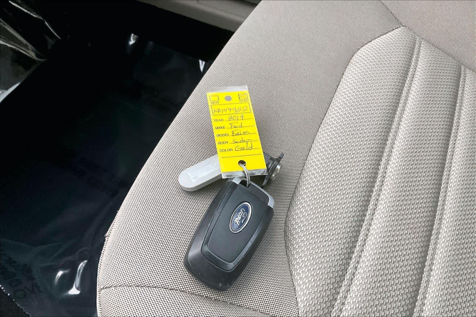 Used 2019 White Gold Metallic Ford SE image 15