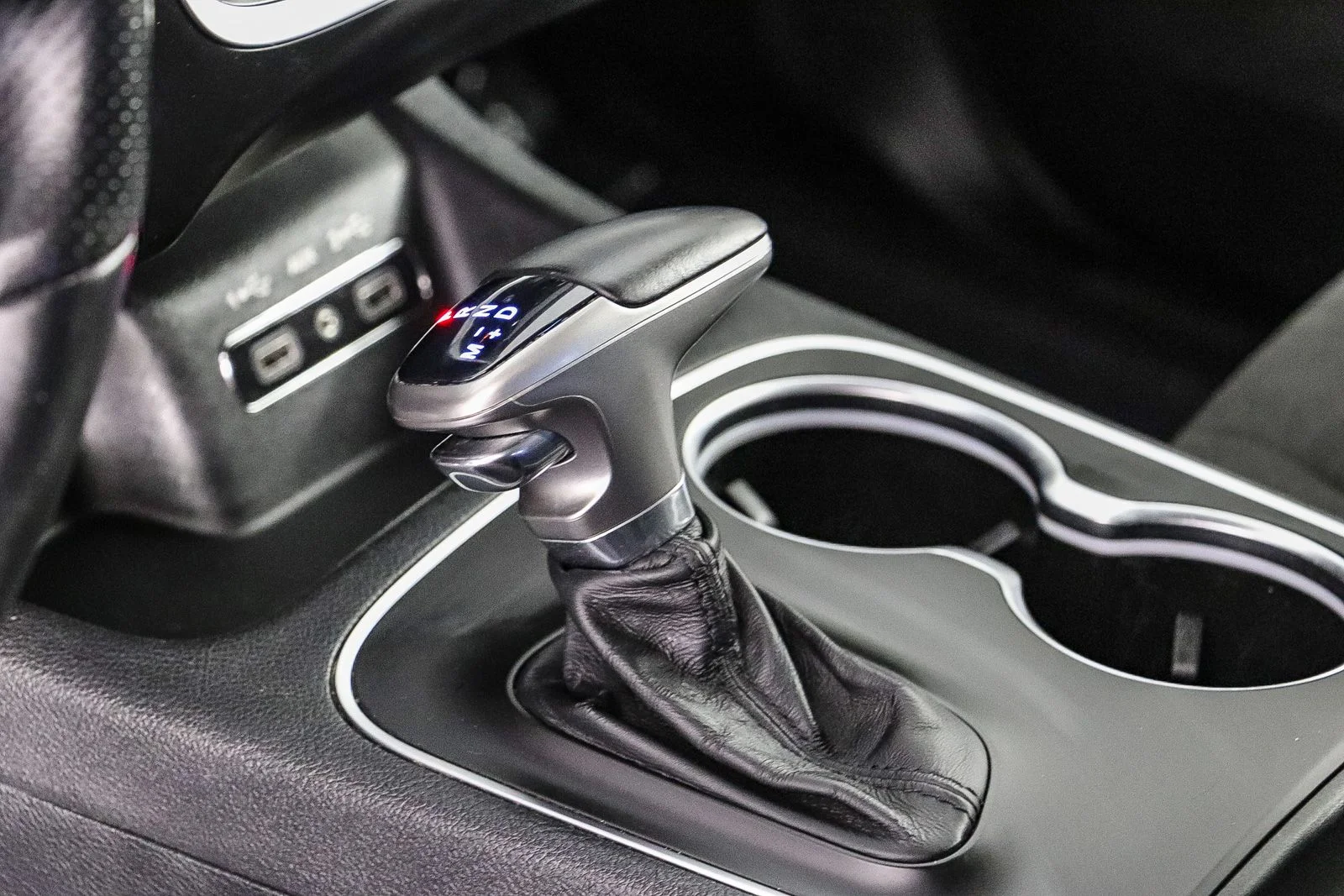 Used 2019 White Dodge SXT image 21