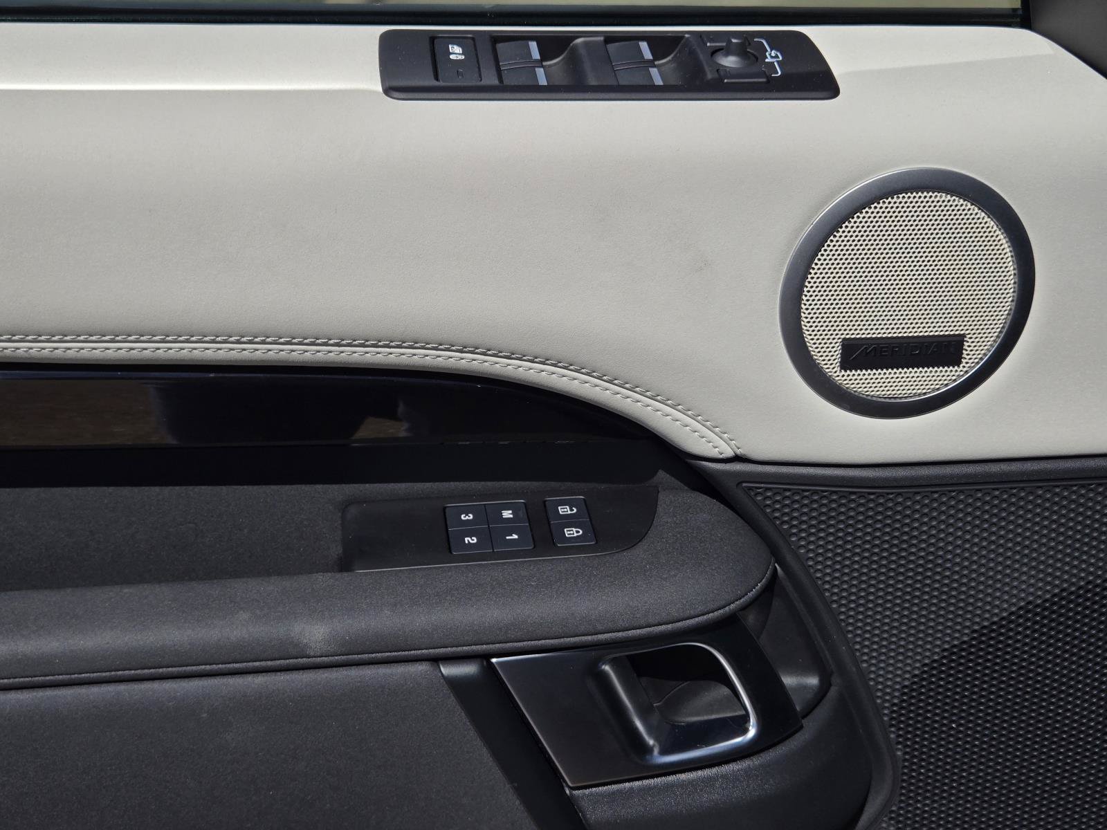 Used 2025 Black Land Rover S image 25