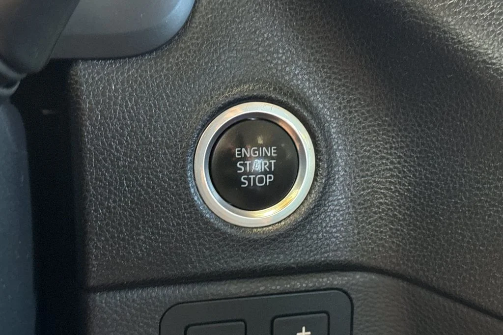 Used 2022 White Toyota SR5 image 25