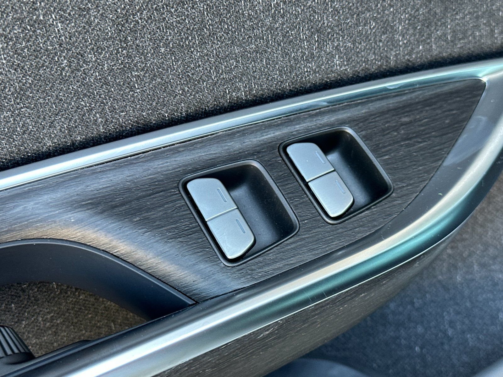 Used 2025  Lucid Touring image 11
