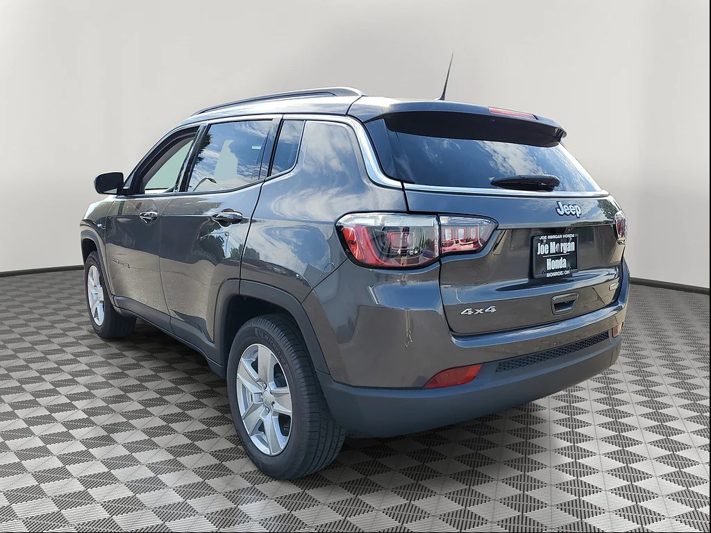 Used 2022 Granite Crystal Metallic Clear Coat Jeep Latitude image 3