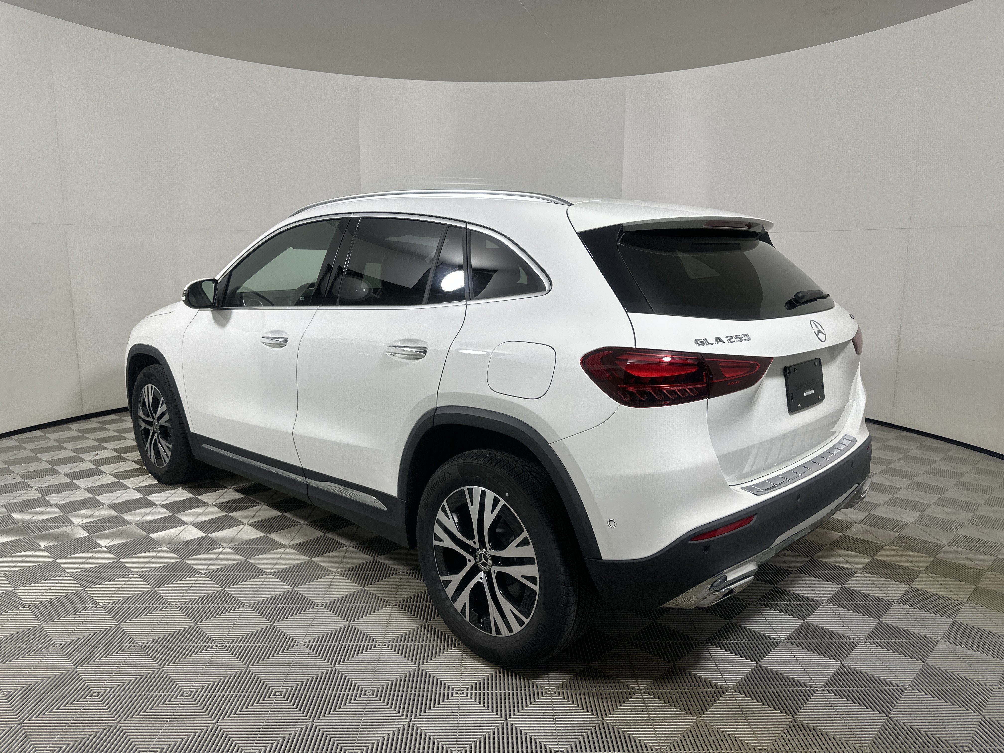 New 2026 POLAR WHITE Mercedes-Benz GLA 250 image 5
