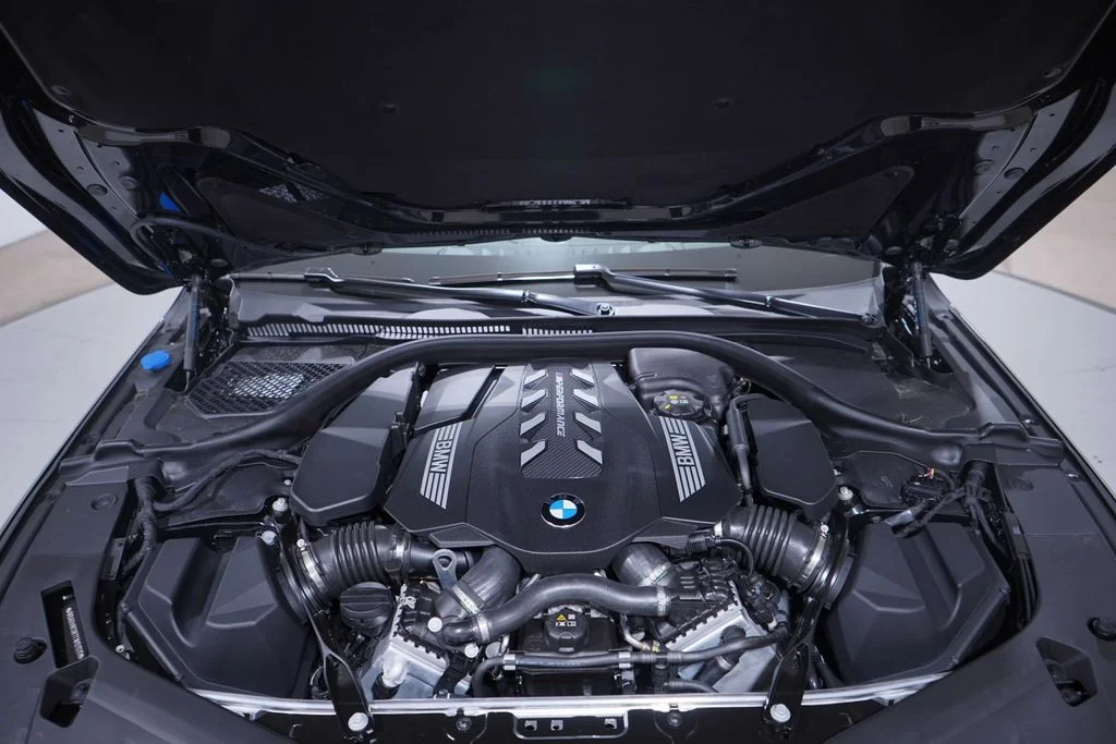 2026 BMW 8 Series M850i - Photo 18