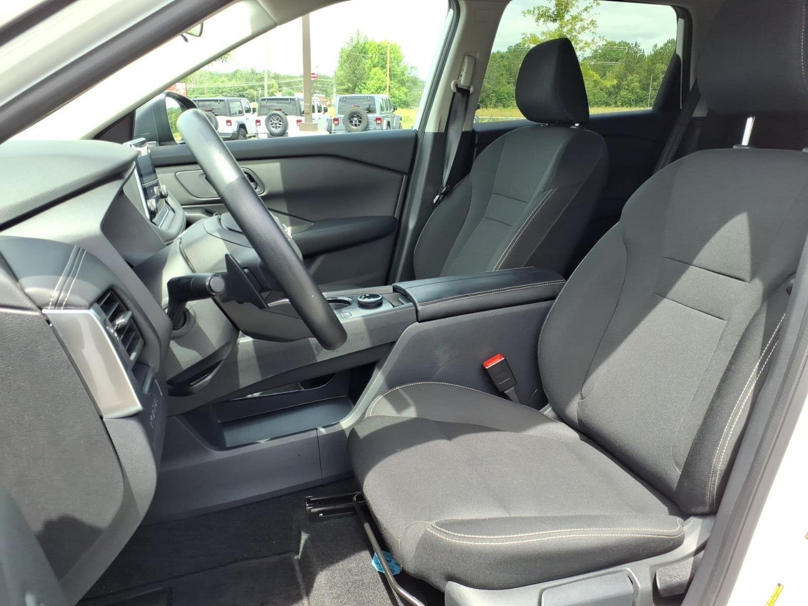 Used 2025 Glacier White Nissan S image 17