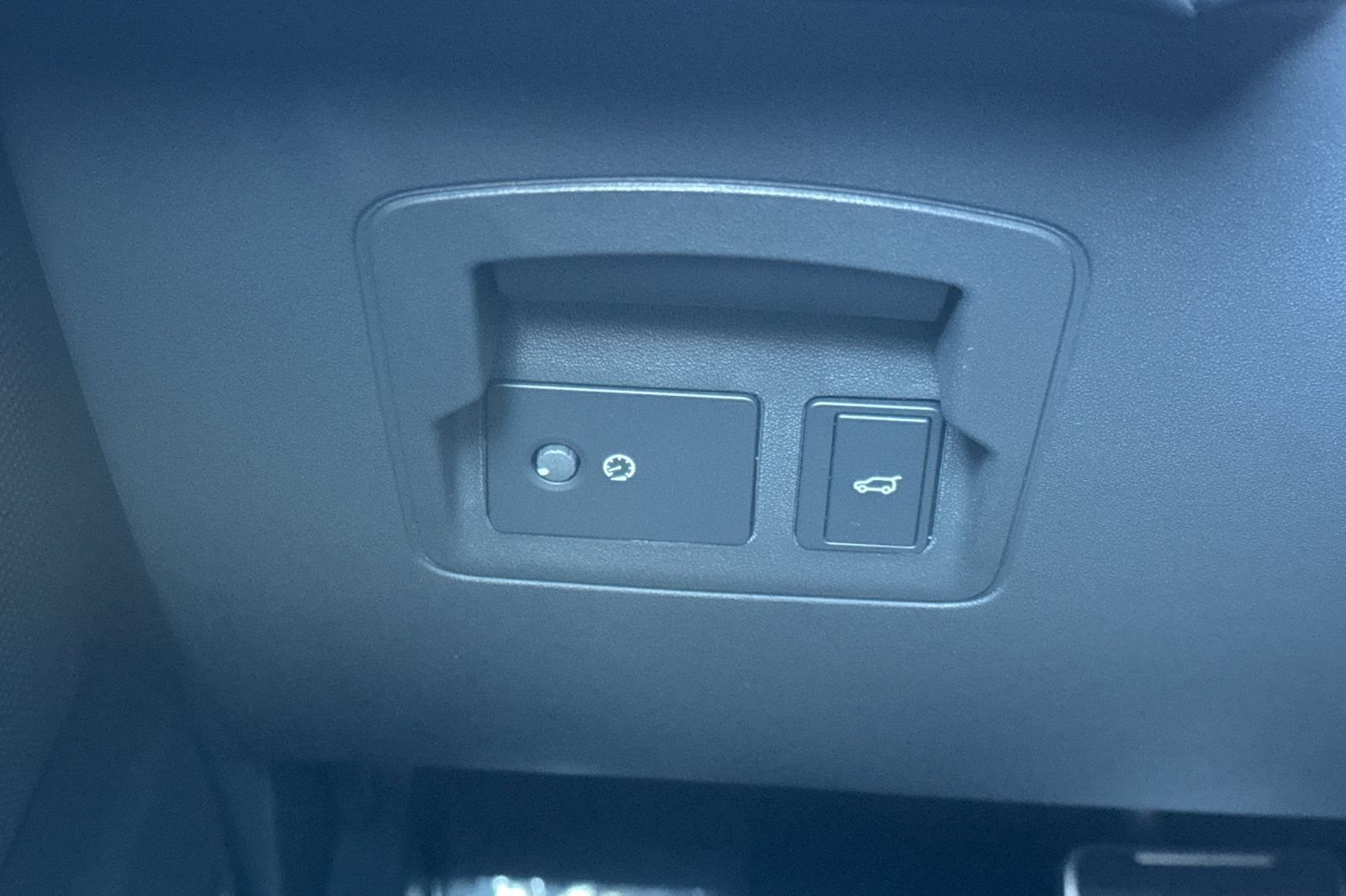 Certified Used 2026 White Land Rover Dynamic SE image 32