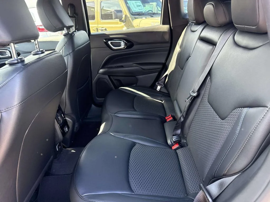 New 2026 Diamond Black Crystal Pearlcoat Jeep Latitude image 10