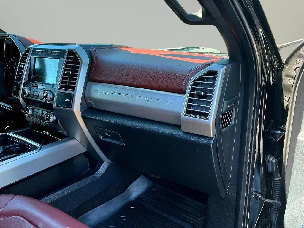 Used 2019 Black Metallic Ford Platinum image 27