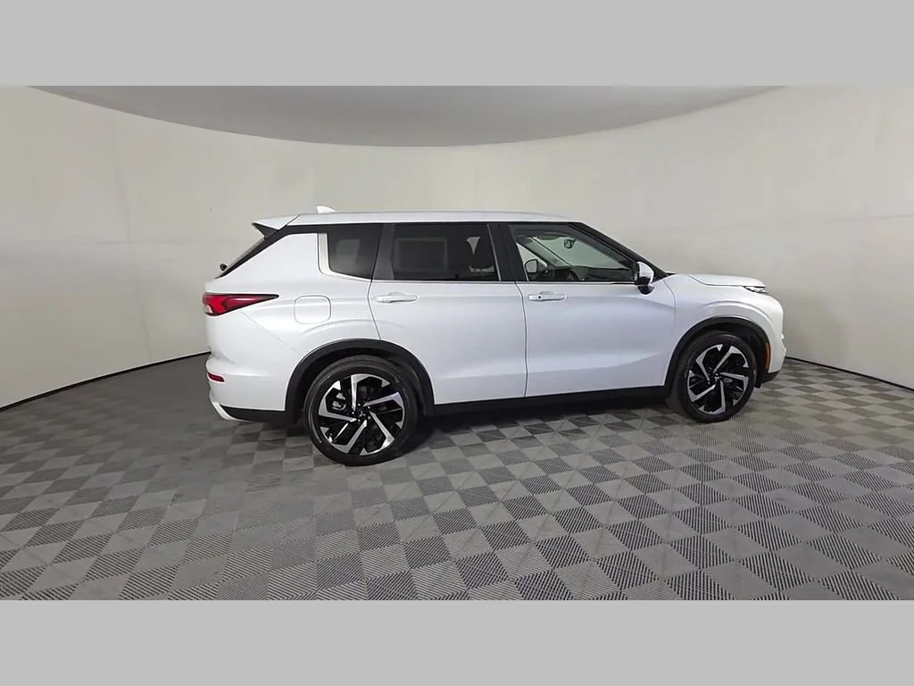 Used 2024 White Mitsubishi SE Black Edition image 45