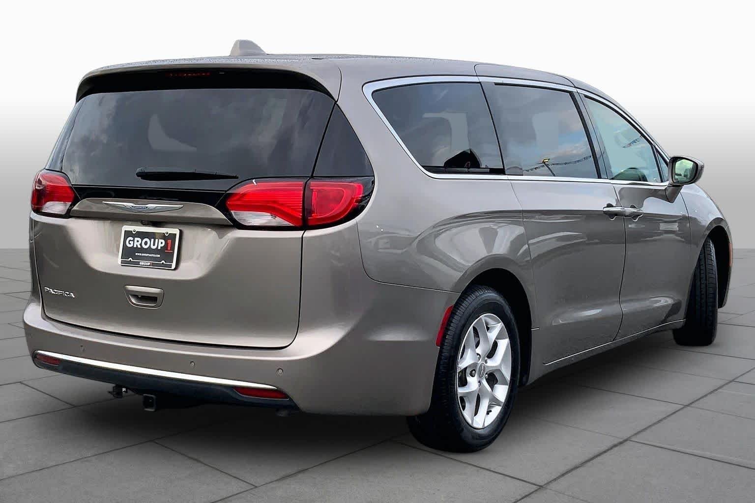 Used 2018 Molten Silver Chrysler Touring Plus image 13