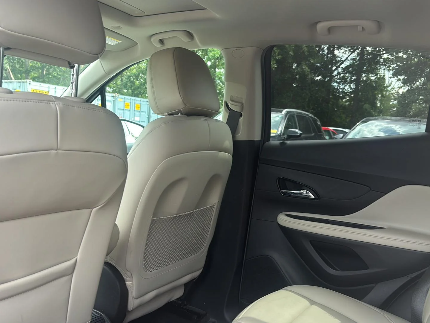 Used 2018 White Frost Tricoat Buick Premium image 17