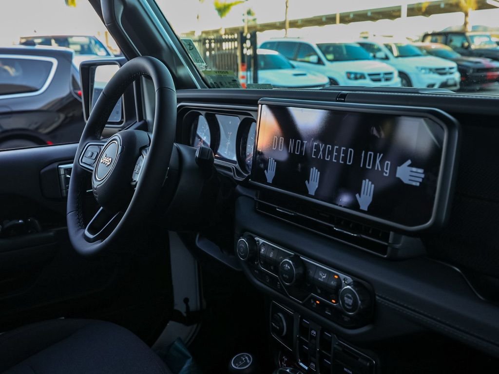 New 2026 Bright White Clear-Coat Exterior Paint Jeep Rubicon image 18