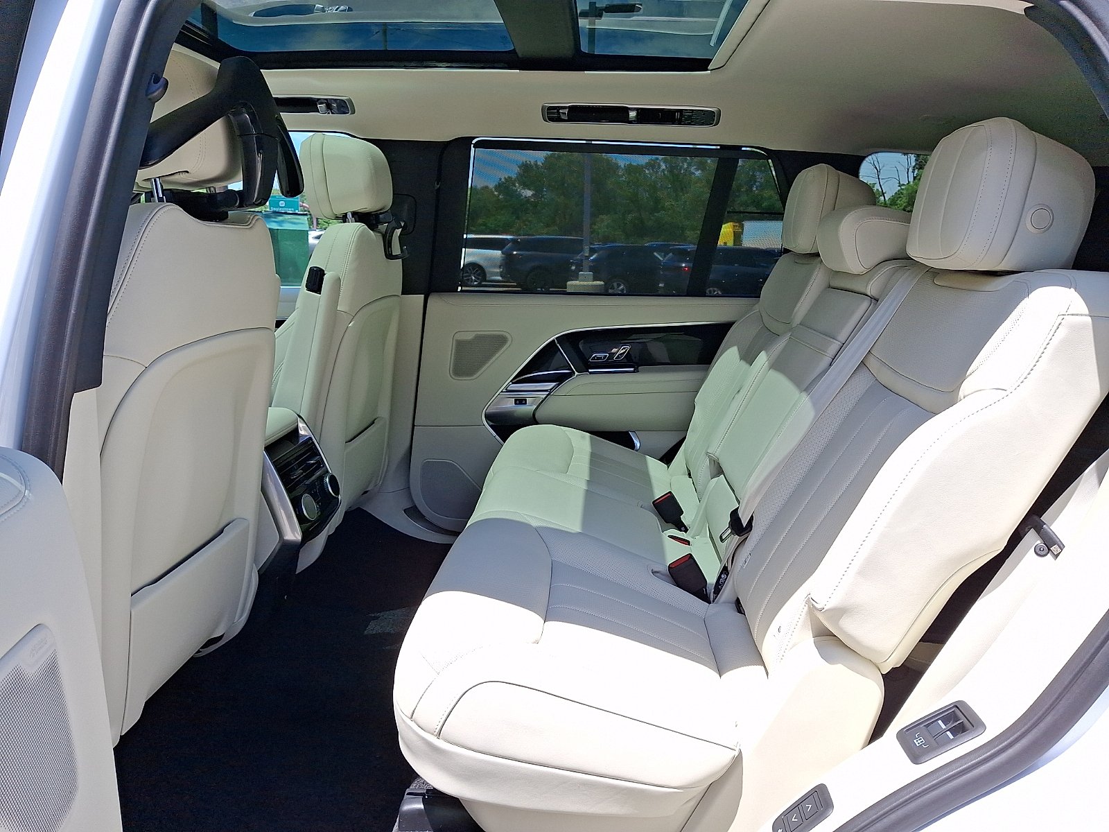 New 2026 Ostuni Pearl White Land Rover P530 SE 7 Seat image 5