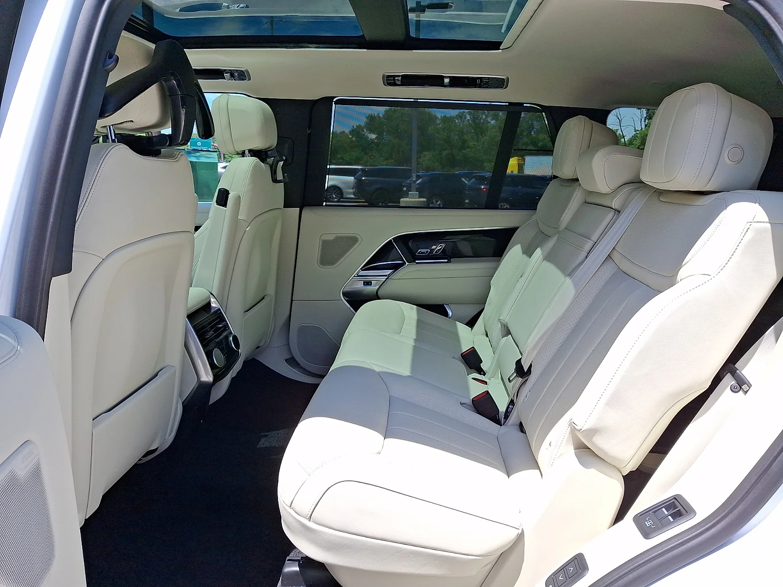 New 2026 Ostuni Pearl White Land Rover P530 SE 7 Seat image 5
