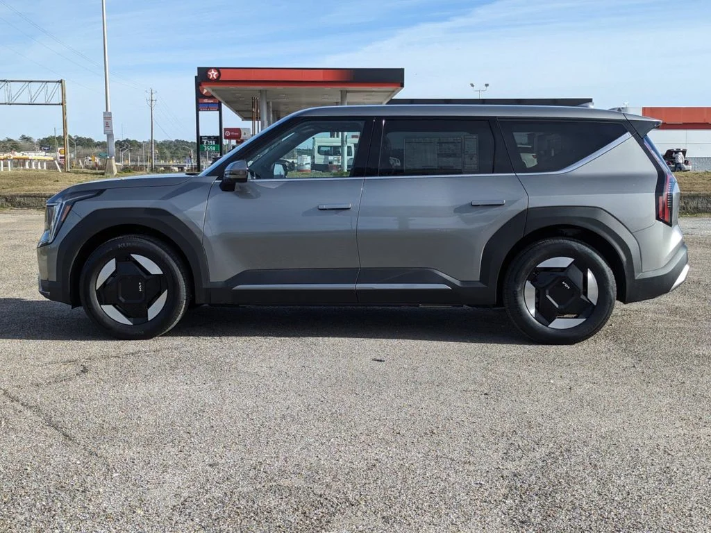 New 2024 Pebble Gray Kia Light RWD image 6