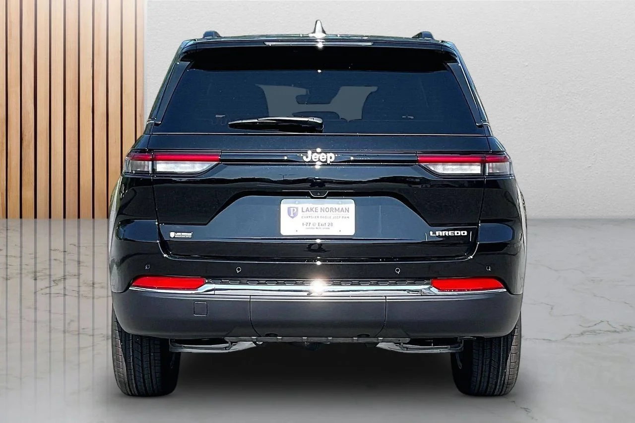 New 2026 Diamond Black Crystal Pearl-Coat Exterior Paint Jeep Laredo X image 8