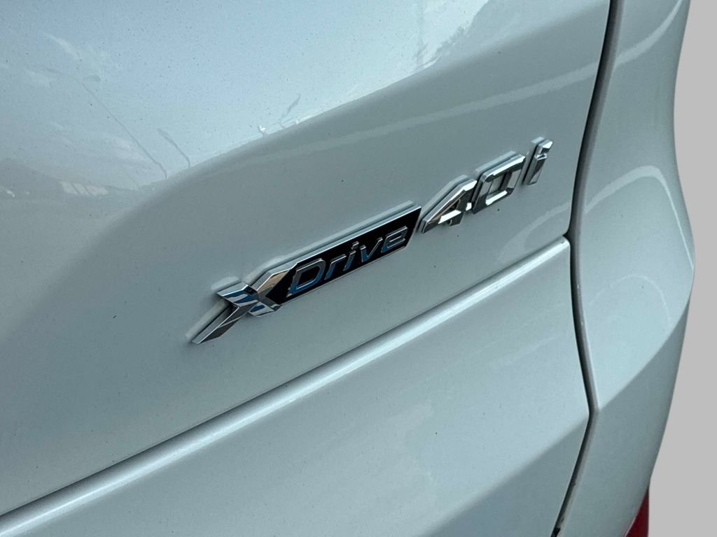 Used 2021 White BMW xDrive40i image 11