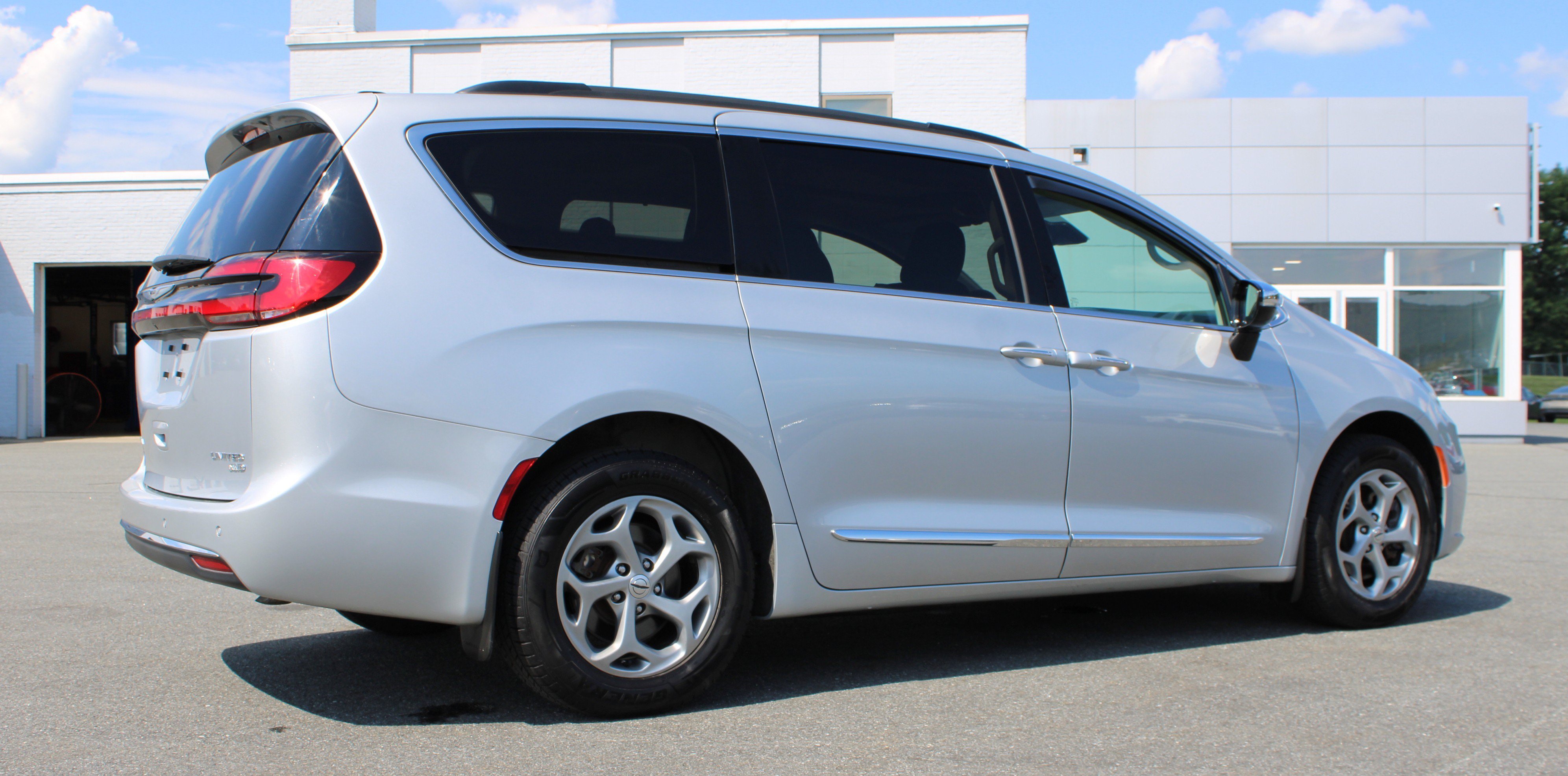 Used 2023 Silver Mist Clearcoat Chrysler Limited image 7