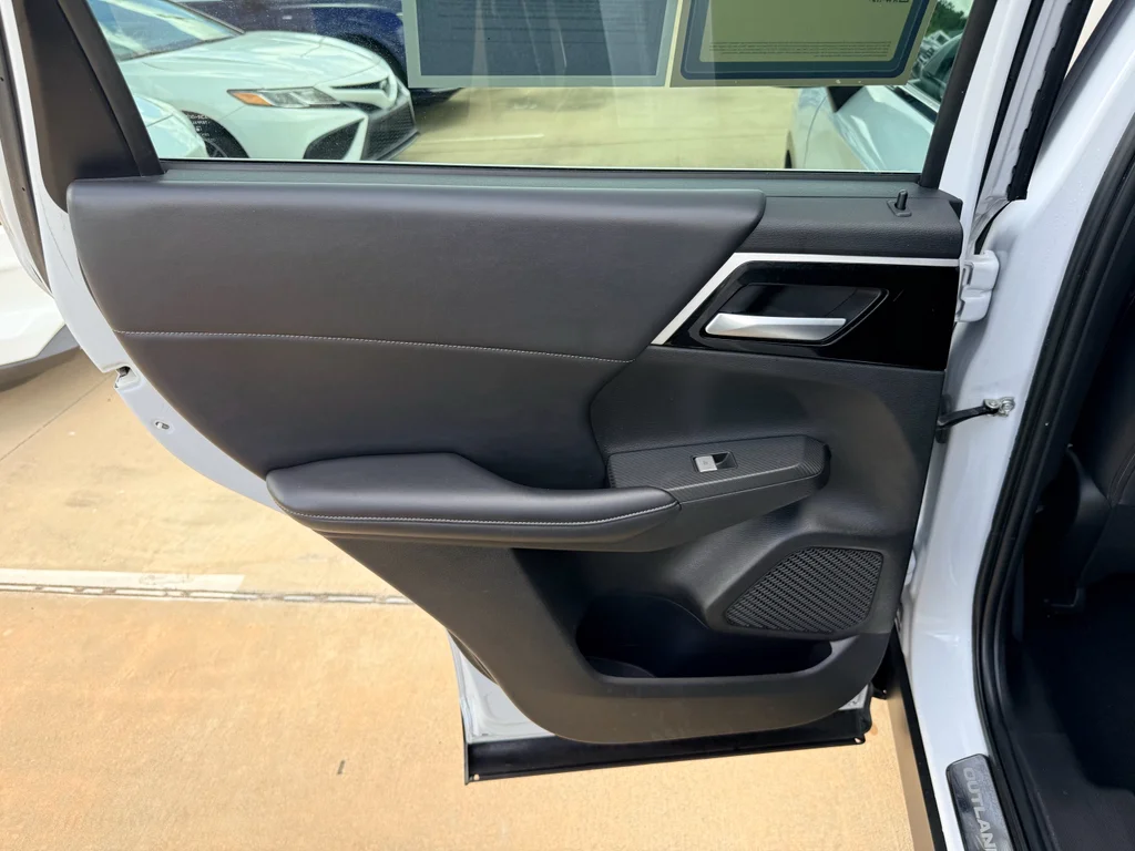 Used 2023  Mitsubishi SE Special Edition image 16