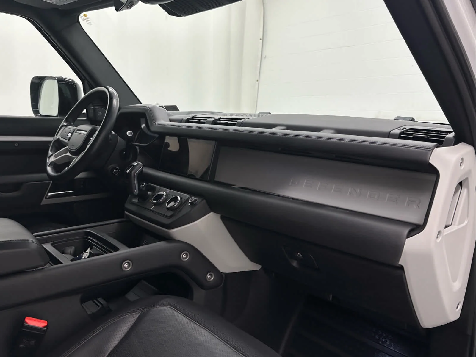 Used 2023 Fuji White Land Rover X-Dynamic SE image 17