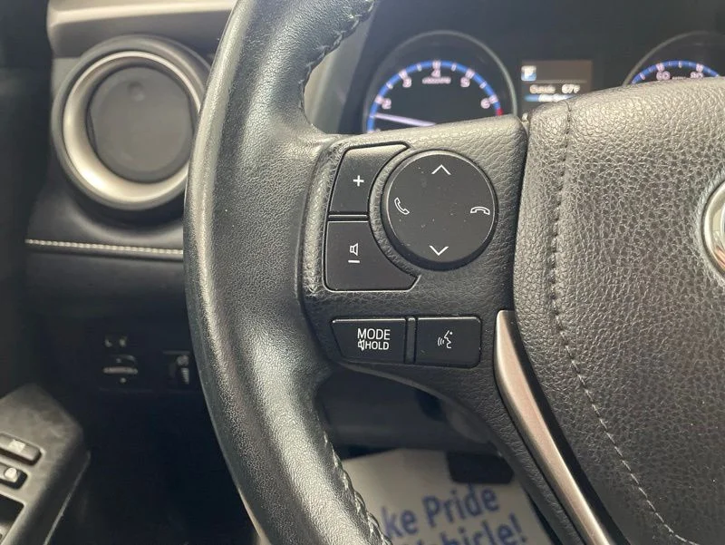 Used 2018 White Toyota XLE image 25