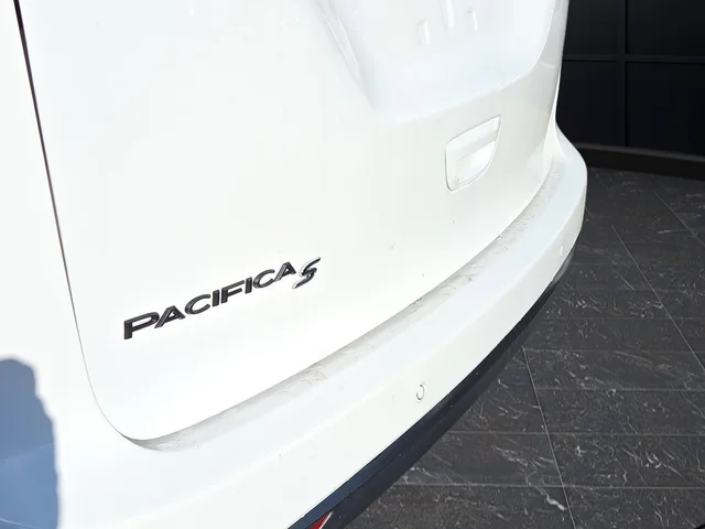 New 2026 Bright White Clear-Coat Exterior Paint Chrysler Select image 35