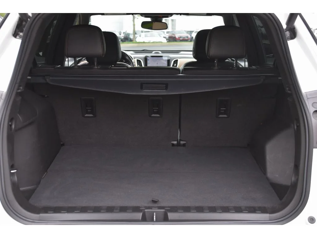 Used 2022 Iridescent Pearl Tricoat Chevrolet Premier image 23