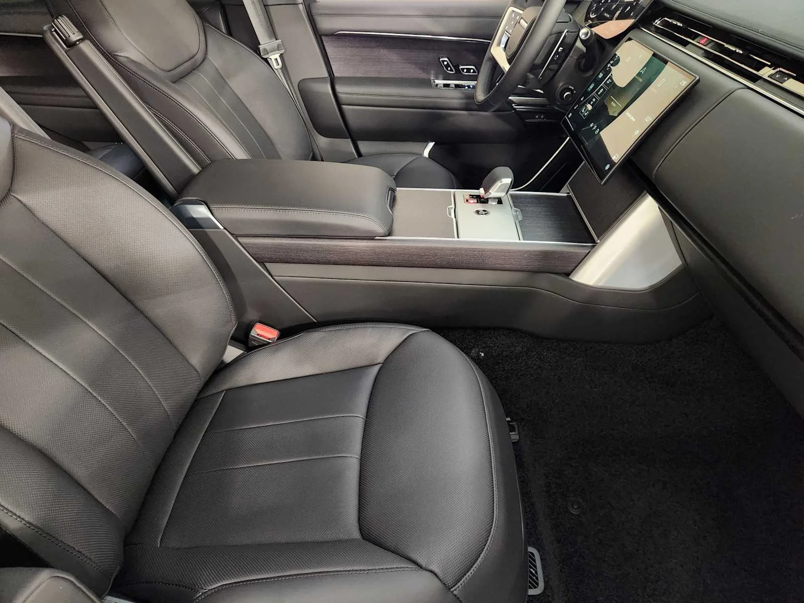 New 2026 Fuji White Land Rover SE - P400 SWB image 6