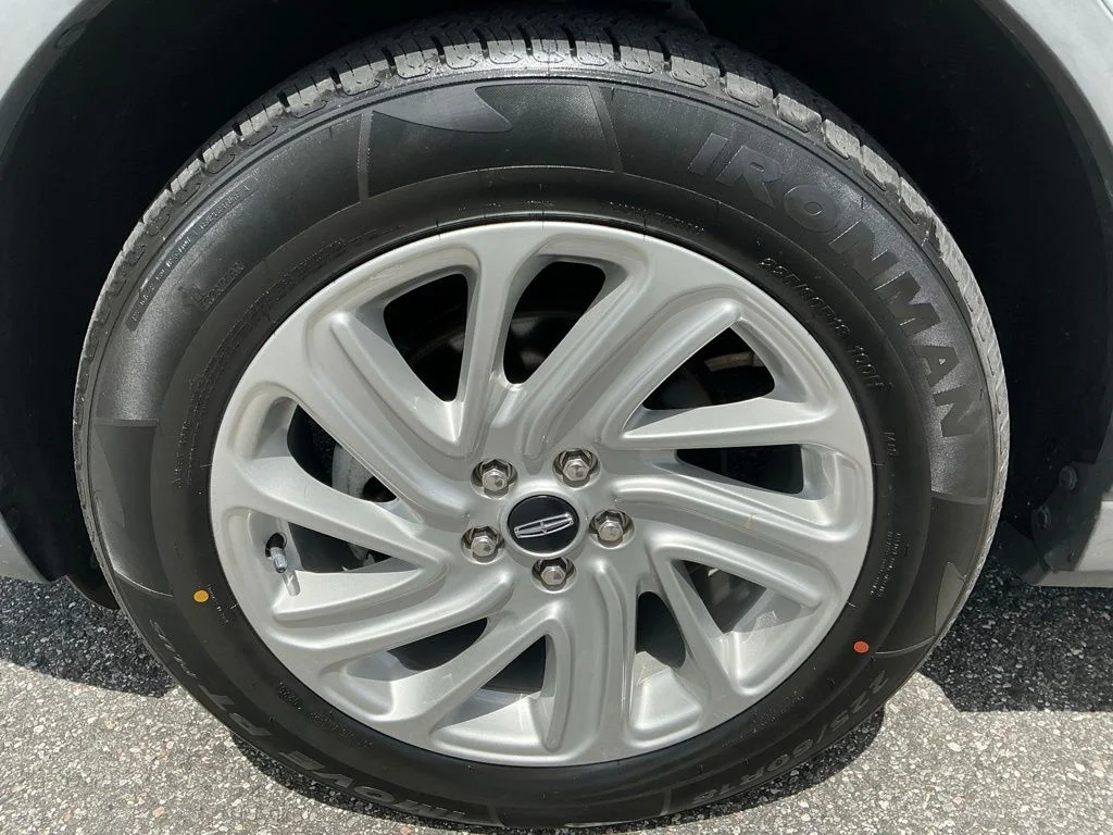 Used 2021 White Lincoln Standard image 26