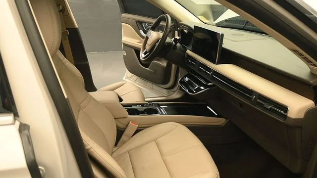 Used 2024 Pearl Metallic Lincoln Reserve image 16
