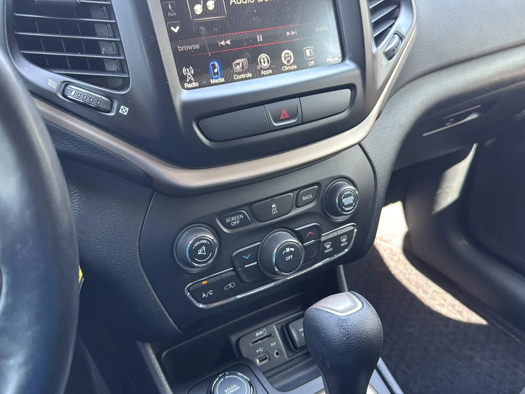 Used 2017 Red Jeep Latitude image 33