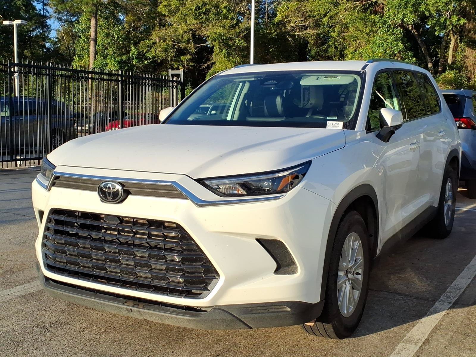 Used 2025 Pearl Toyota XLE image 4