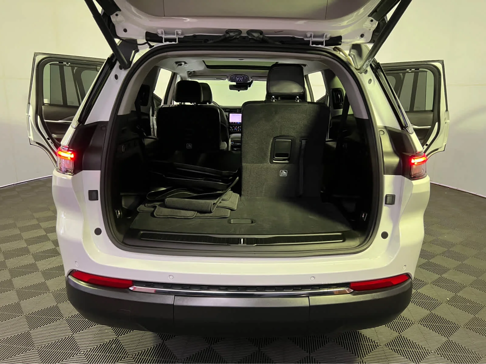 Used 2023 Bright White Clearcoat Jeep Limited image 28