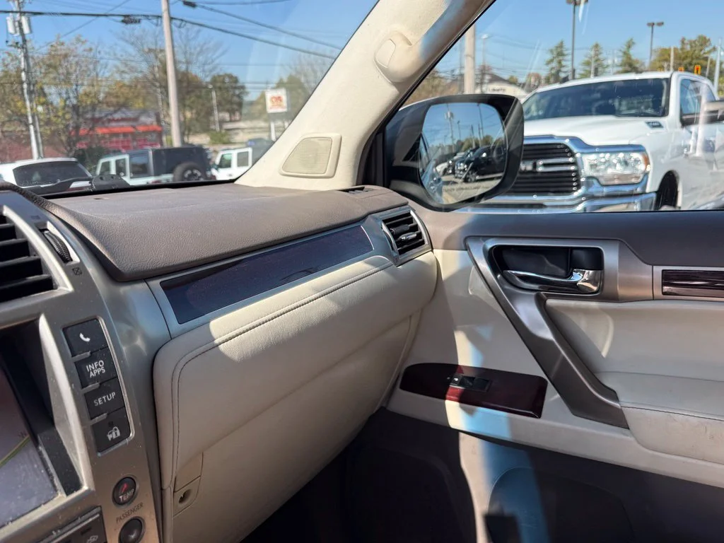 Used 2015 White Lexus 460 image 22