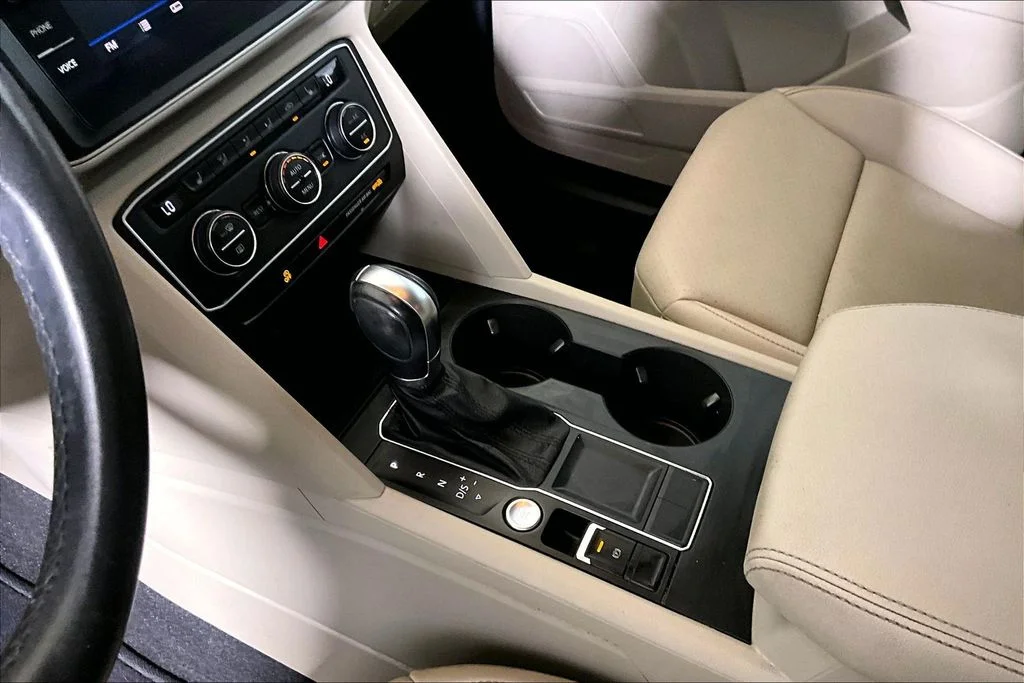 Used 2019 Pure White Volkswagen 3.6L V6 SE image 13