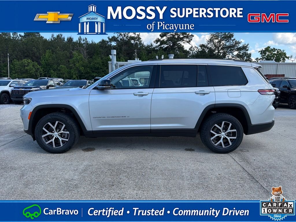 Used 2023 Silver Jeep Limited image 3