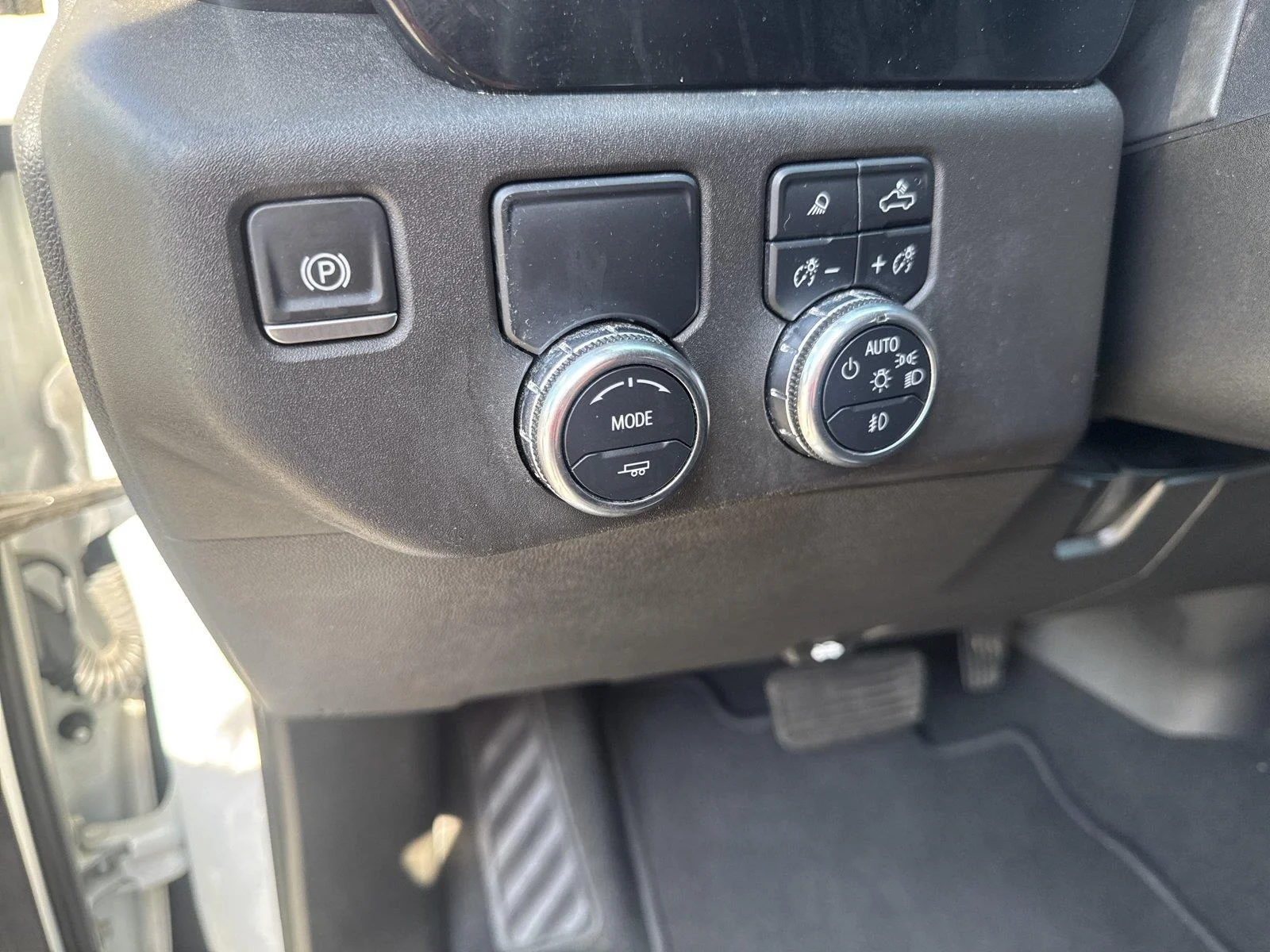 Used 2025 SUMMIT WHITE GMC SLT image 14
