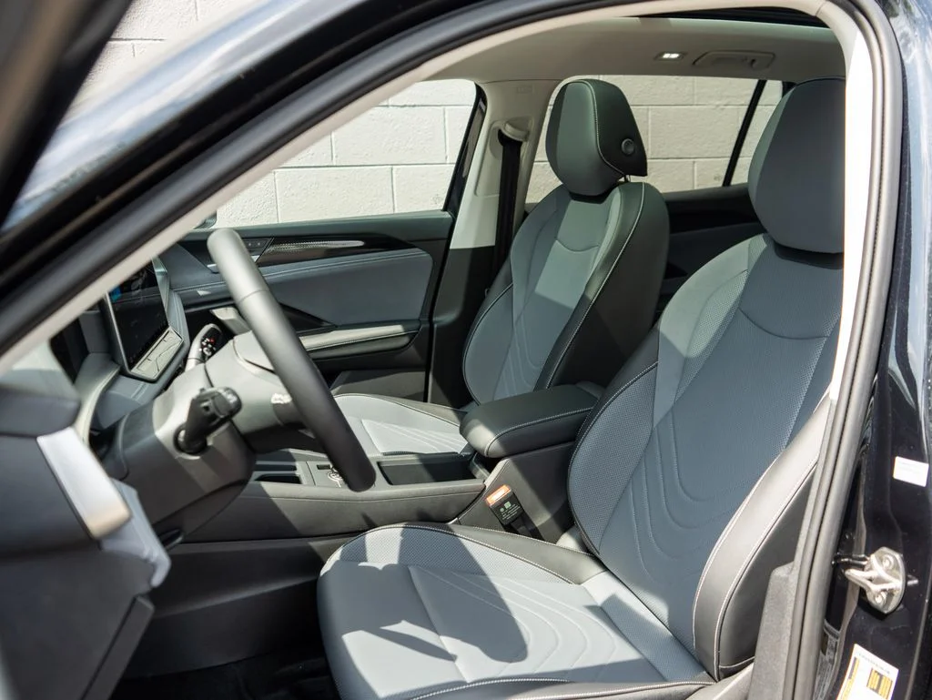 New 2026 Deep Black Pearl Volkswagen 2.0T SE image 8