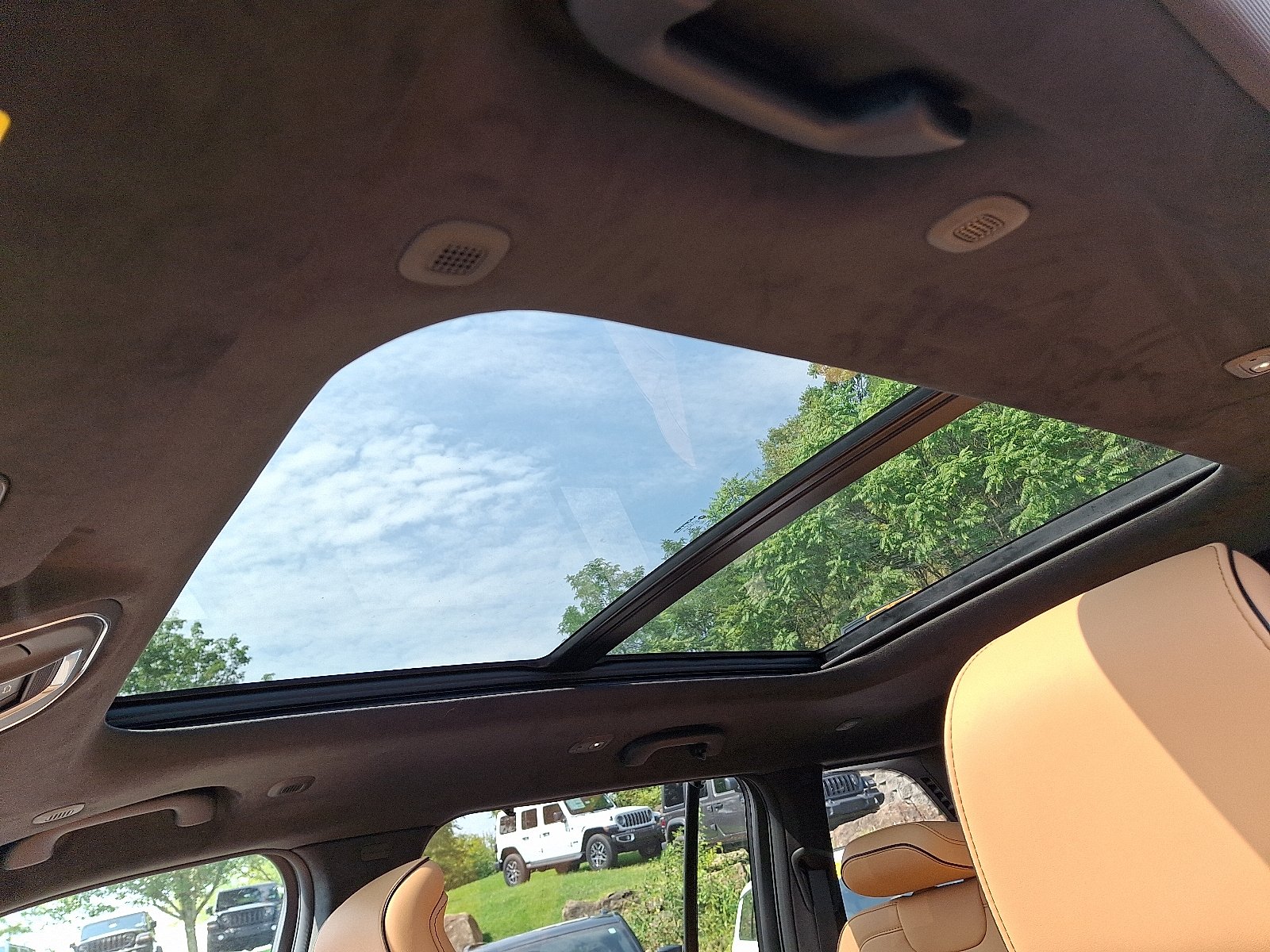 New 2027 High-Gloss Black Paint Jeep Summit 4x4 image 9