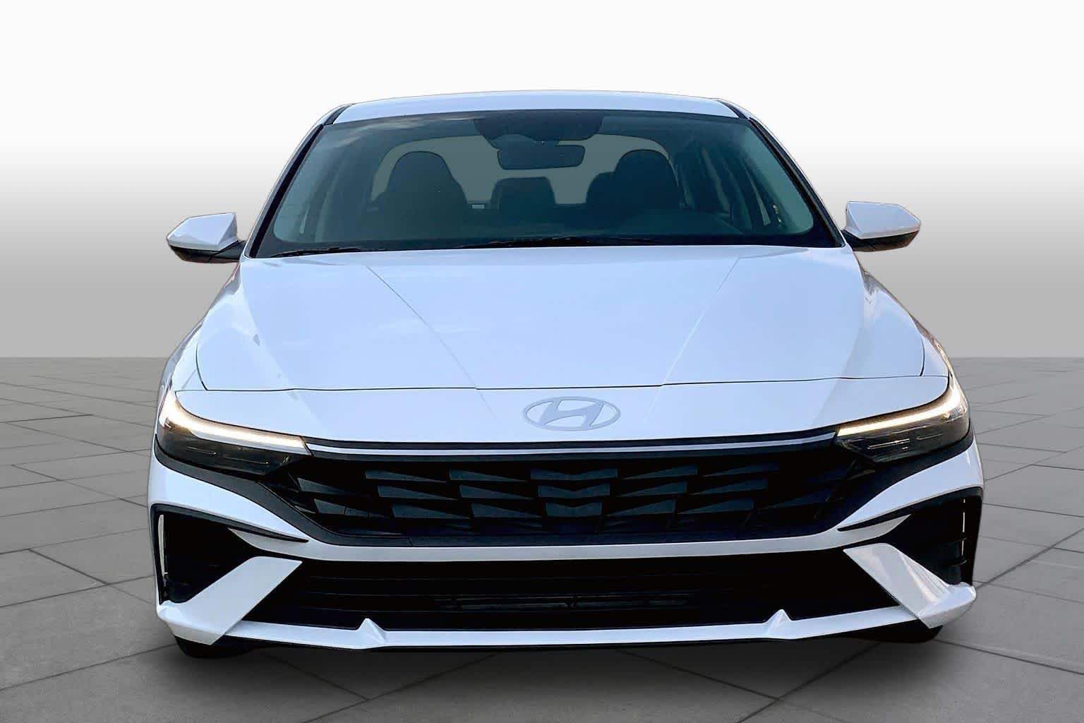 Used 2025 Serenity White Hyundai SE image 4