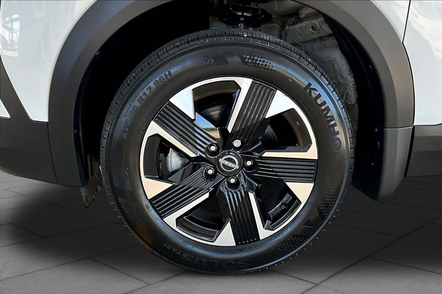 Used 2025 Aspen White Tricoat Nissan SV image 20