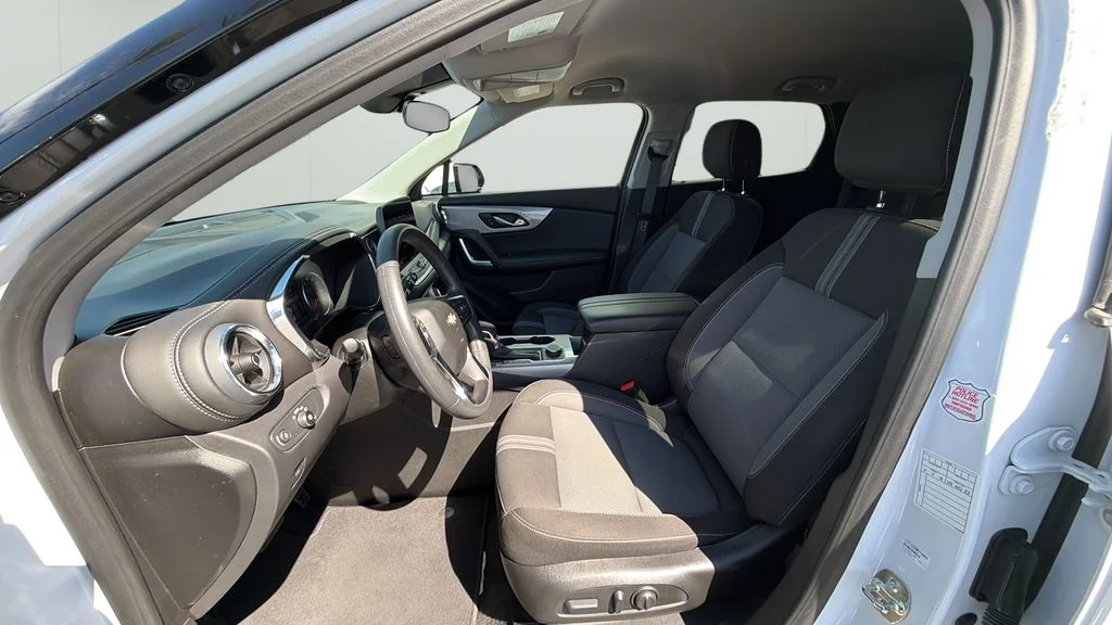 Used 2025 White Chevrolet LT image 17