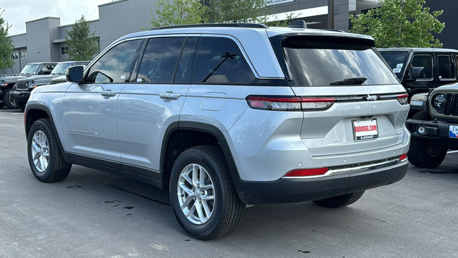 New 2026 Silver Zynith Exterior Paint Jeep Laredo X image 7