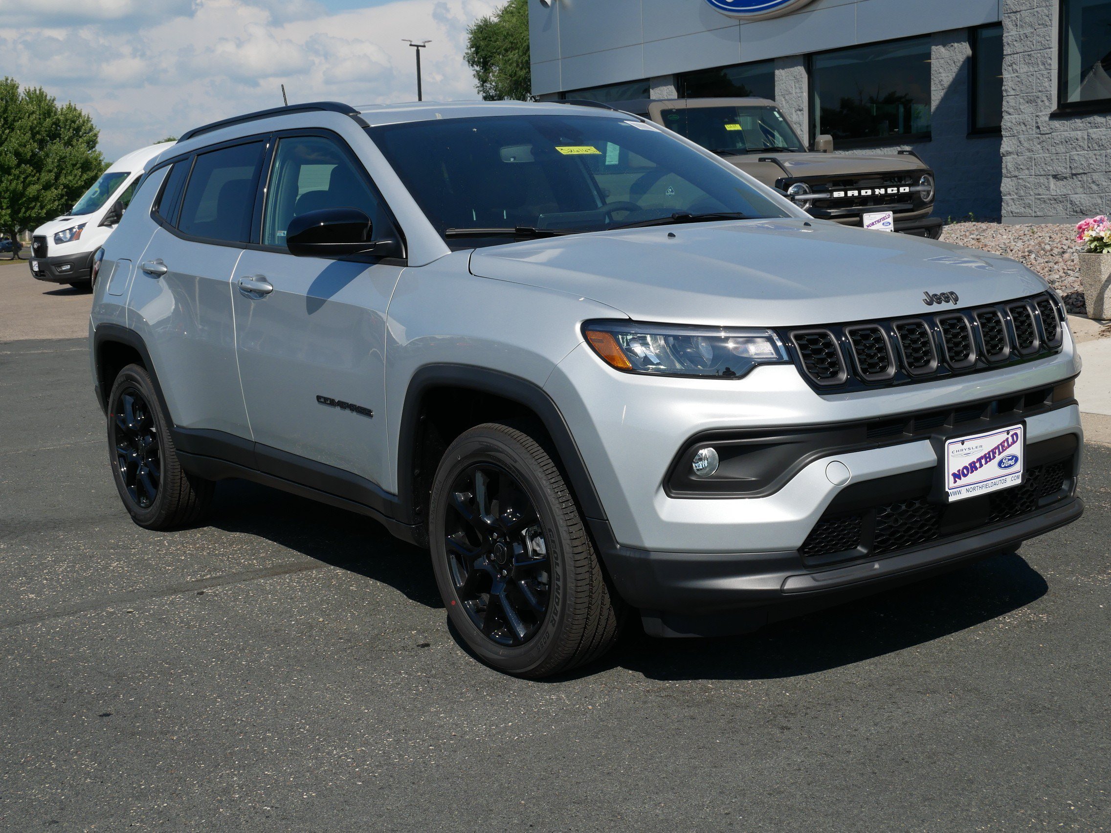 New 2026 Silver Zynith Metallic Clearcoat Jeep Latitude Altitude image 2